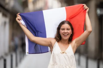 Žena nad hlavou drží francouzskou vlajku.