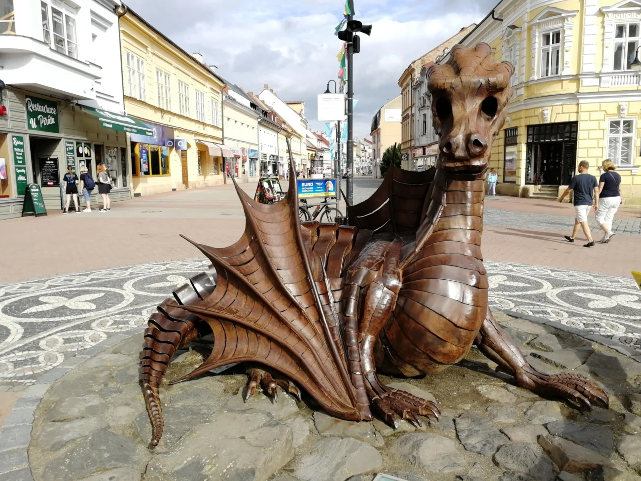 shutterstock_2241576133-min | TVGURU.cz socha draka