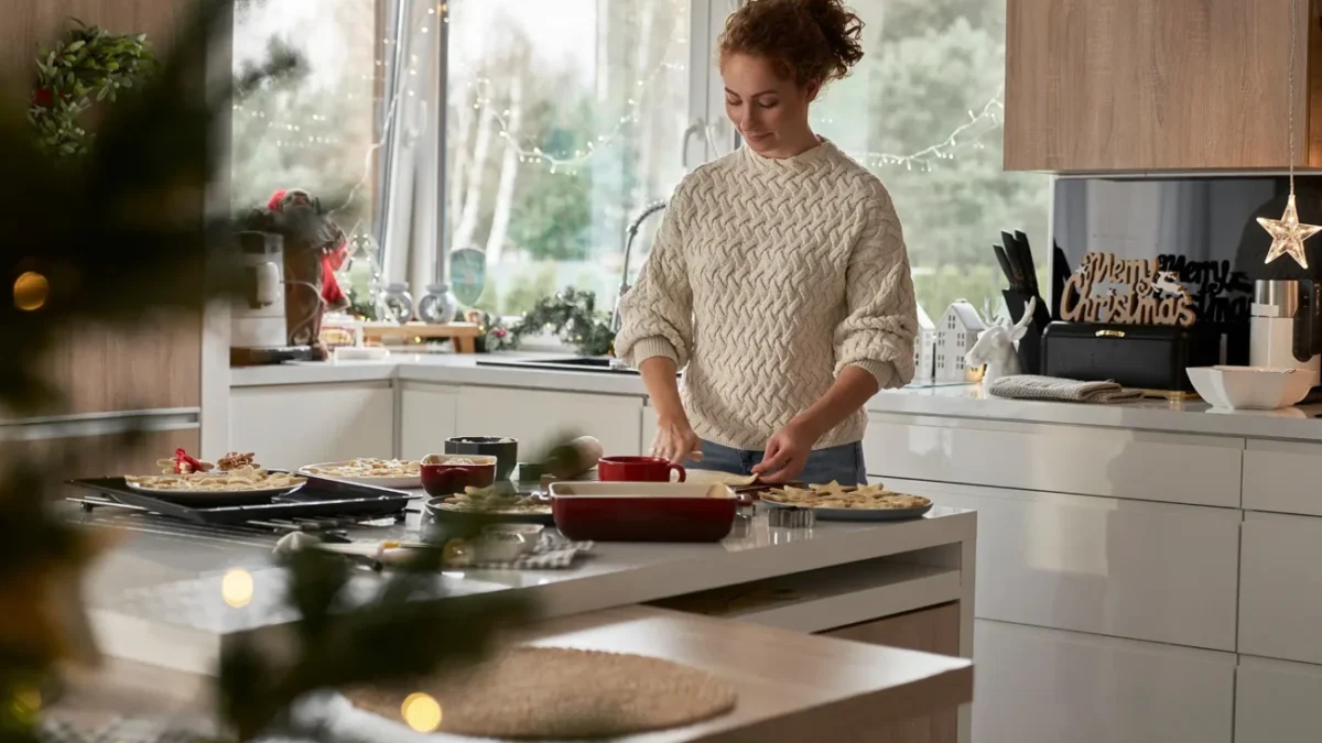 žena peče cukroví