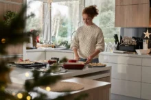 žena peče cukroví