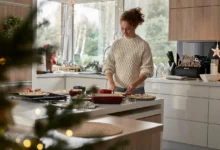 žena peče cukroví