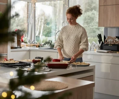 žena peče cukroví