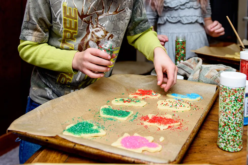 Ne každé cukroví vypadá ve výsledku nejlépe. | TVGURU.cz děti zdobí cukroví