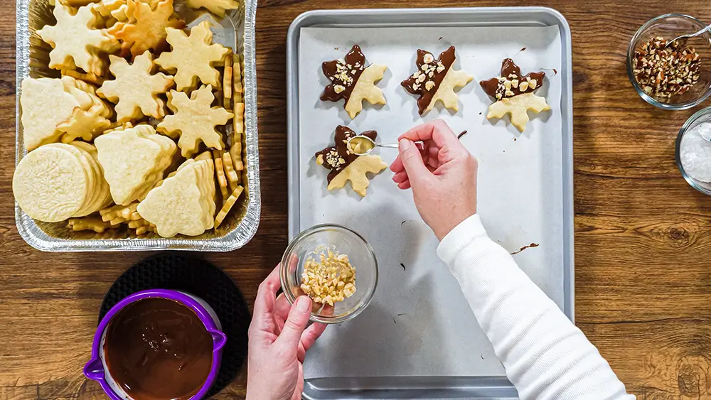 Upéct dokonalé cukroví zabere hodně času a pečlivosti. | TVGURU.cz žena zdobí linecké