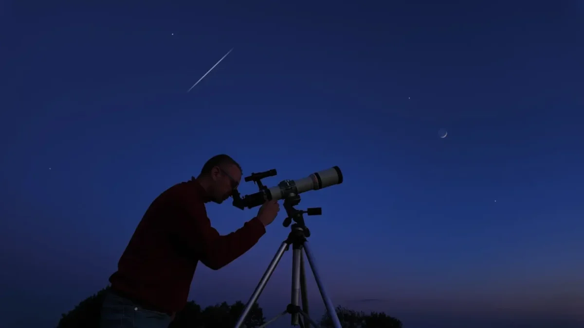 muž pozoruje noční oblohu