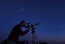 muž pozoruje noční oblohu