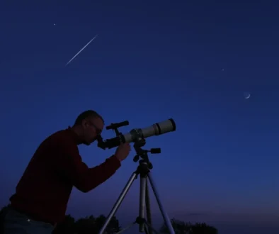 muž pozoruje noční oblohu