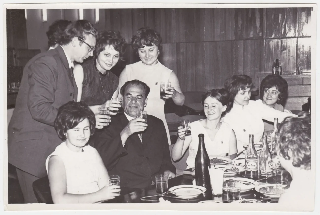 stolování | TVGURU.cz stará fotografie stolování