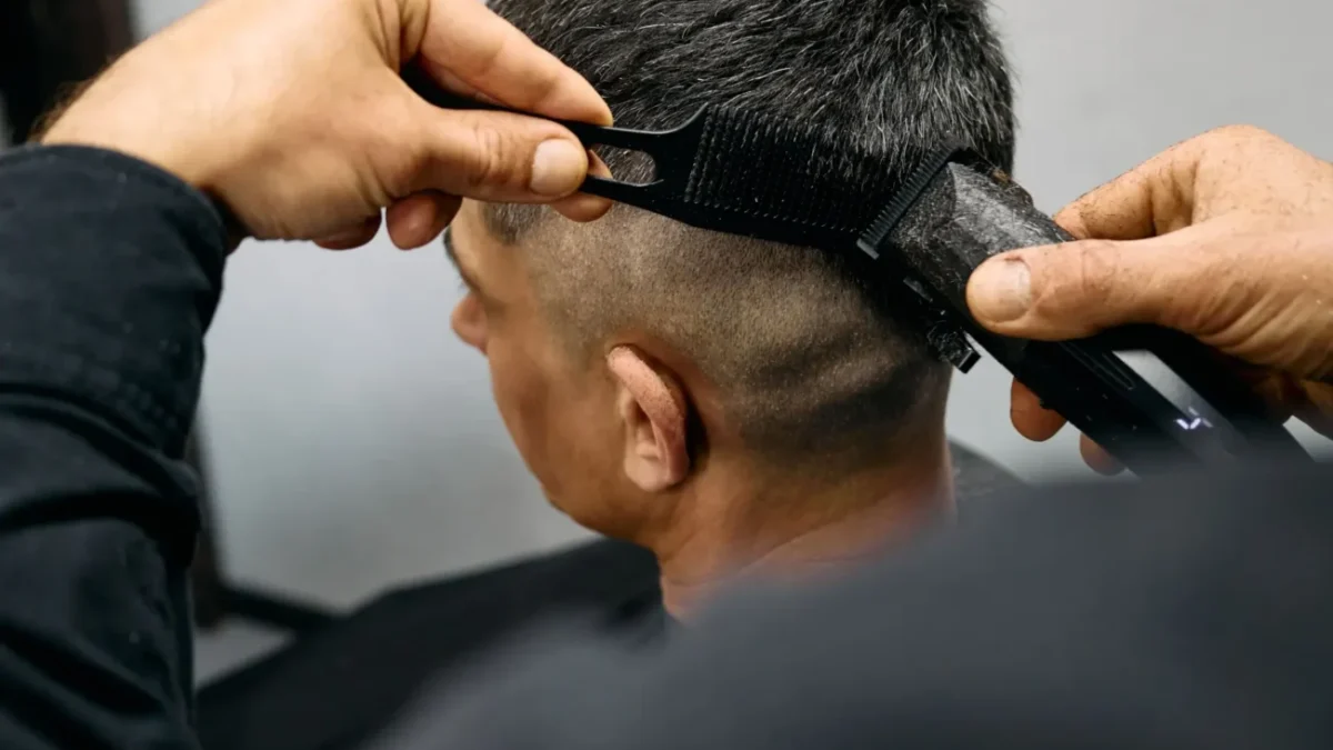 kadeřník vytvářející moderní účes