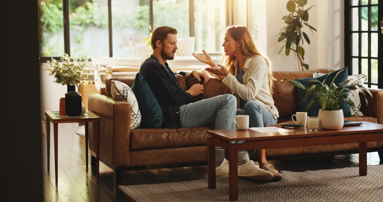 vztahy | TVGURU.cz pár který se hádá na gauči