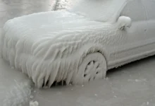 Vpád arktického vzduchu až do Švýcarska - zamrzlé auto na břehu Ženevského jezera