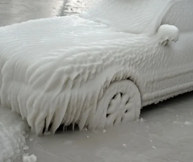 Vpád arktického vzduchu až do Švýcarska - zamrzlé auto na břehu Ženevského jezera