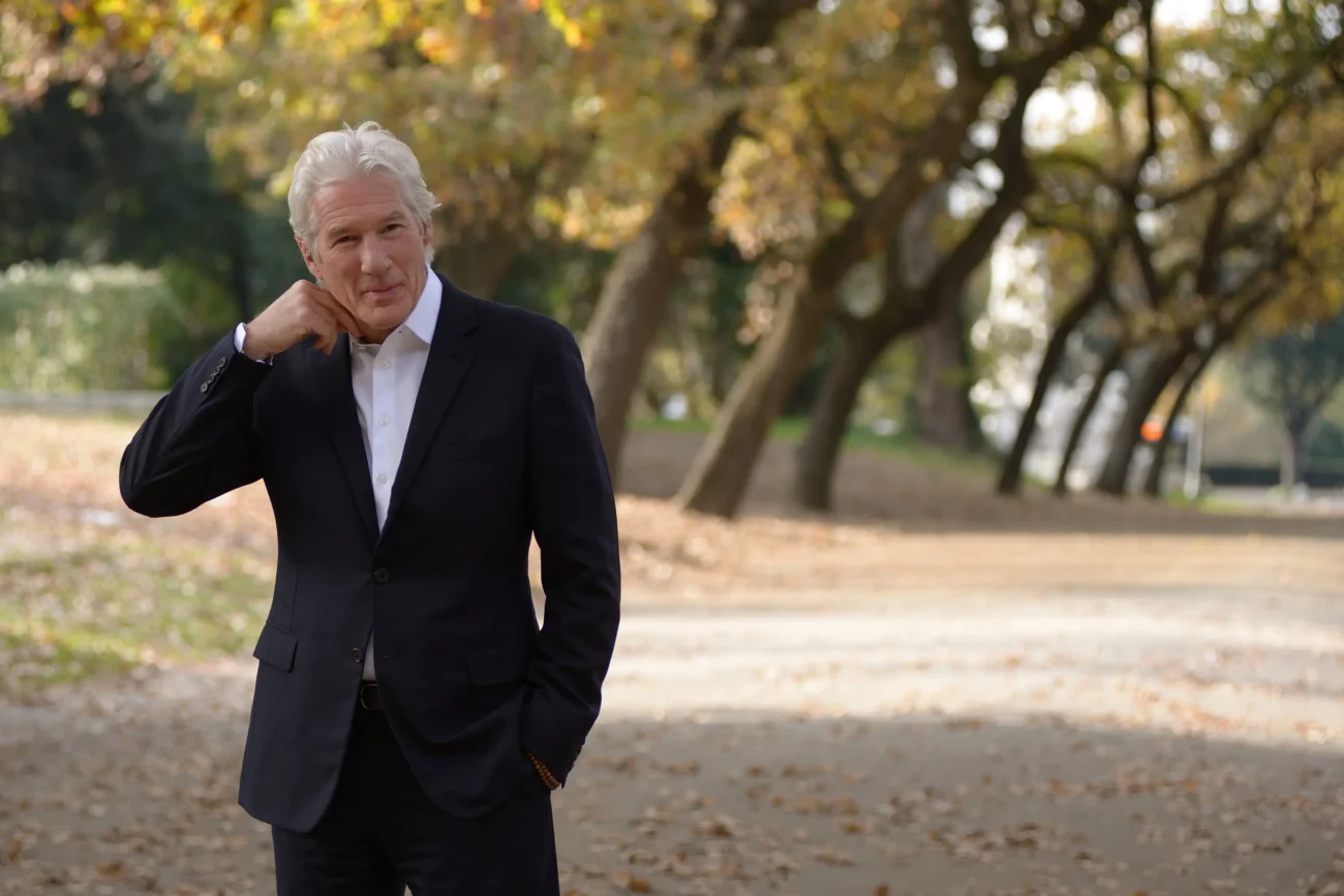 Richard Gere pózuje na fotku v přírodě.