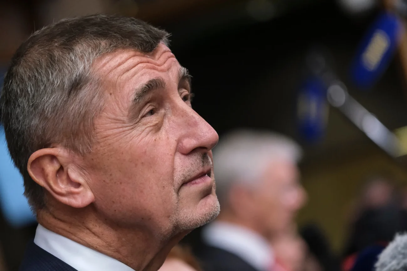 Andrej Babiš se dívá před sebe. 
