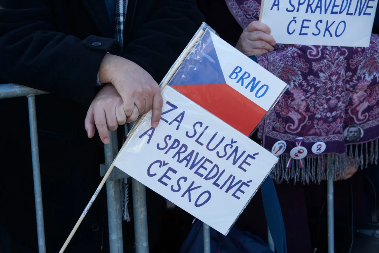 Lidé protestují proti Babišovi. 