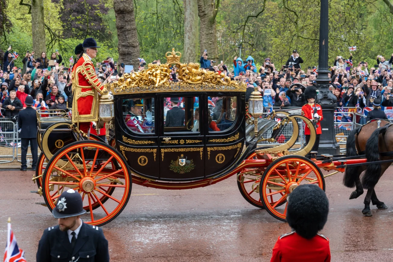 shutterstock_2300153133-2 | TVGURU.cz Britská královská rodina jede kočárem.