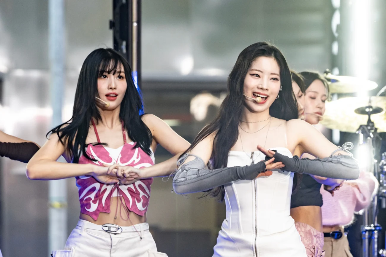 shutterstock_2327422857-2 | TVGURU.cz Zpívající Kim Da-mi s kolegyní