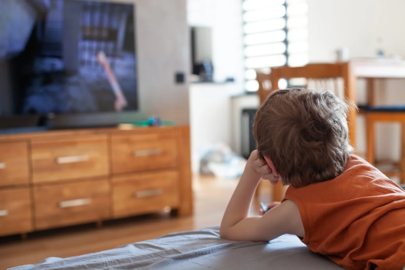 shutterstock_2347323301-2 | TVGURU.cz Chlapeček leží u TV.