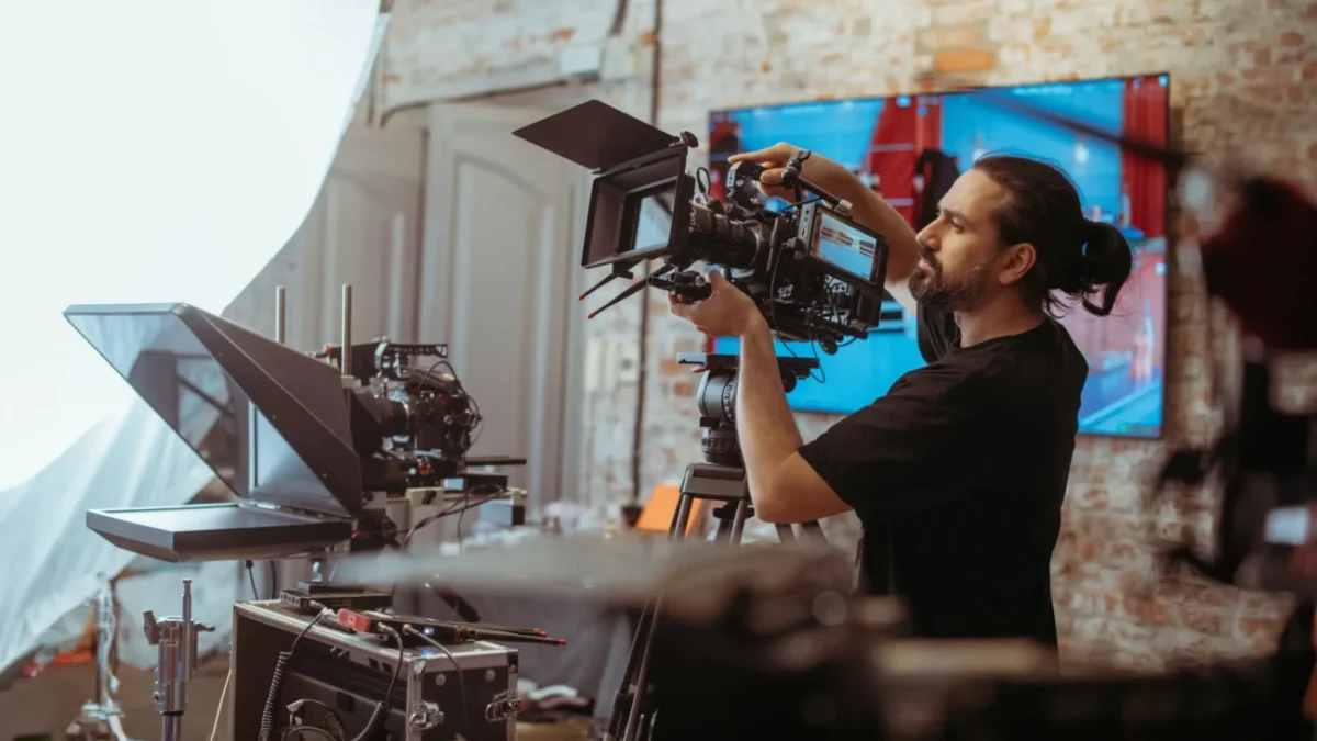 Muž v ruce drží kameru.