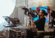 Muž v ruce drží kameru.