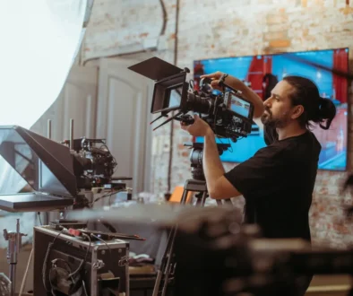 Muž v ruce drží kameru.