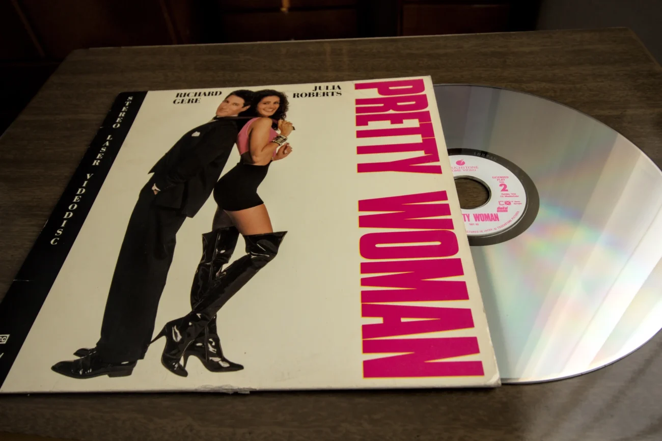 Na stole leží CD Pretty Woman.