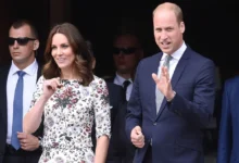 Kate a William mávají.