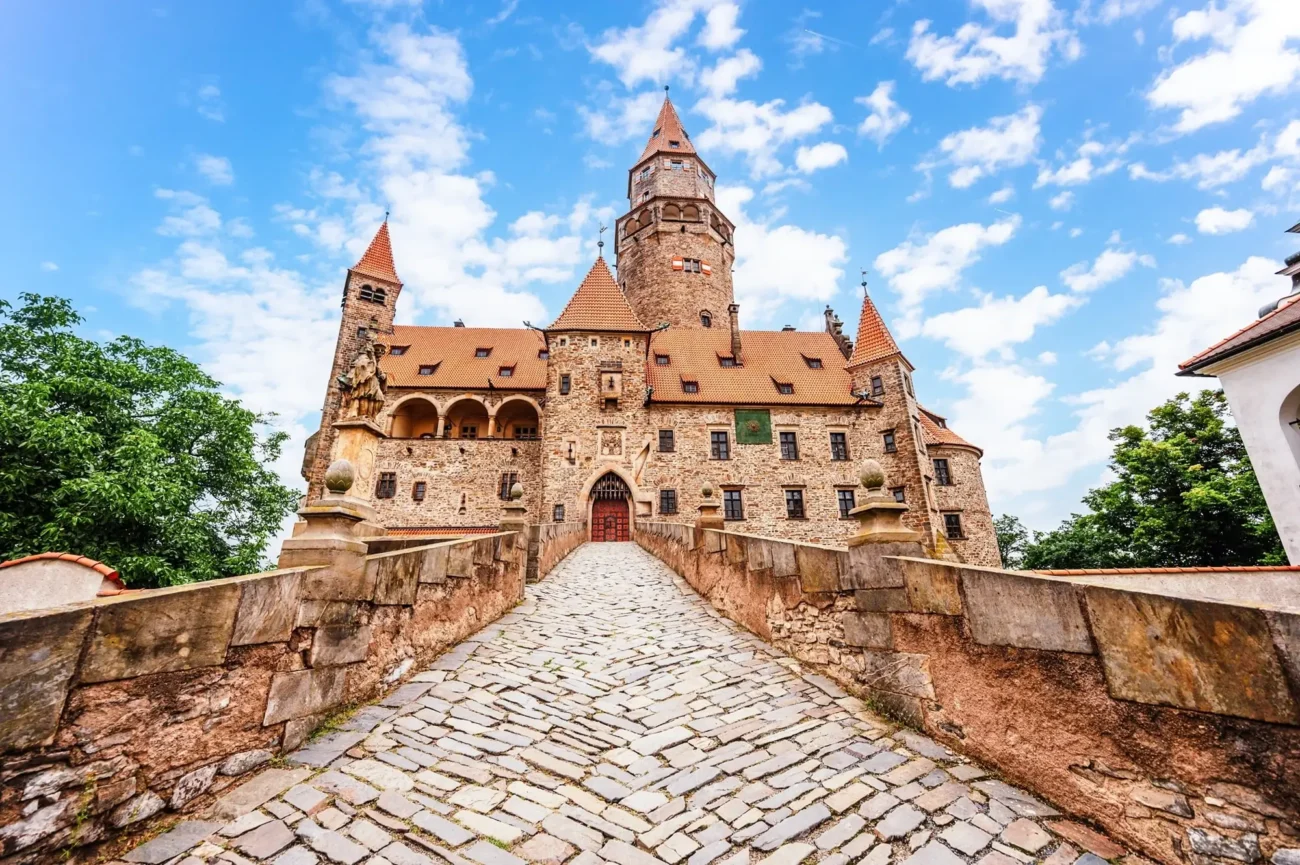 Exteriéry se natáčely mimo jiné i na hradě Bouzov. Zdroj: Shutterstock | TVGURU.cz Exteriéry se natáčely mimo jiné i na hradě Bouzov. Zdroj: Shutterstock