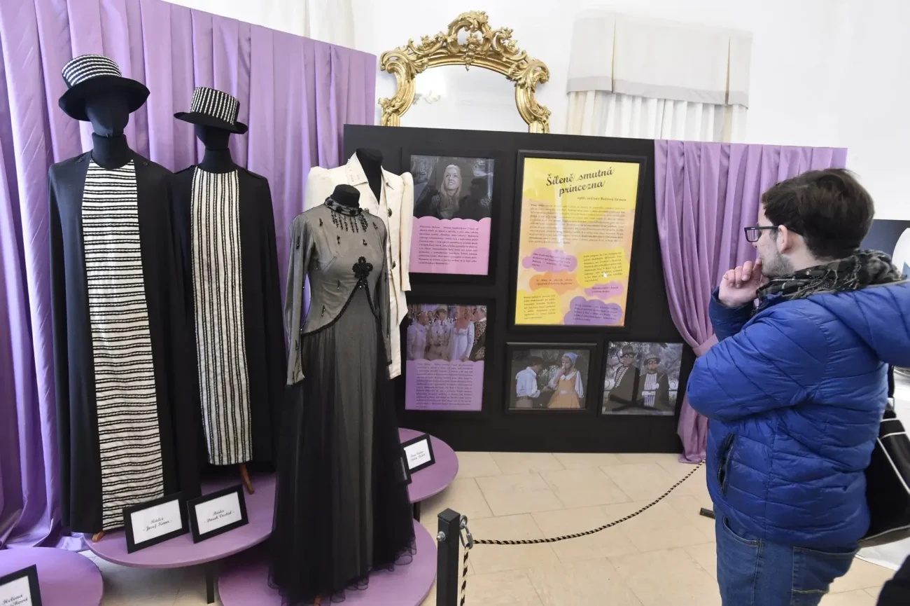 profimedia-0669834734-min | TVGURU.cz šaty na figuríně