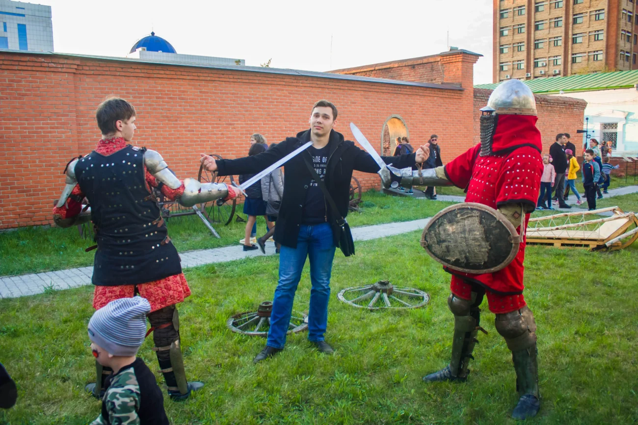 shutterstock_1103098310-min | TVGURU.cz dva muži v kostýmu