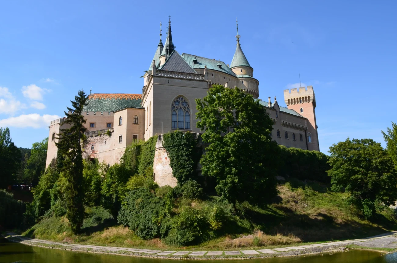 shutterstock_2215360911-min | TVGURU.cz zámek na kopci