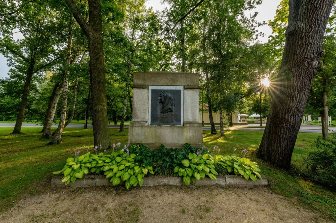 BoženaNěmcová | TVGURU.cz hrob Boženy Němcové