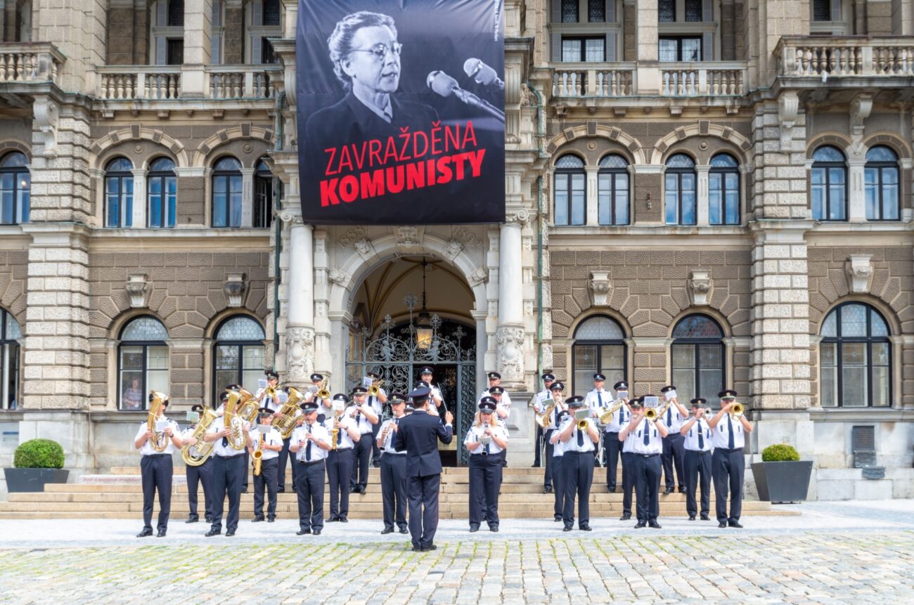 Kapela hraje na počest Miladě Horákové