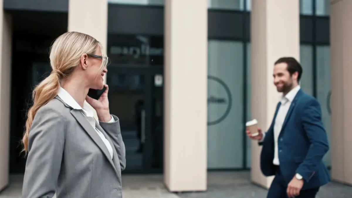 muž s ženou se na sebe usmívají