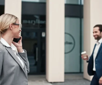 muž s ženou se na sebe usmívají