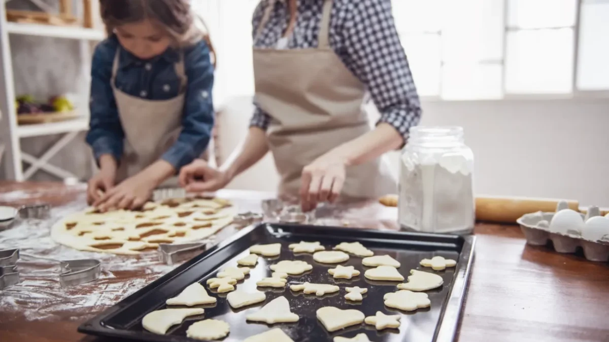 máma s dcerou pečou cukroví
