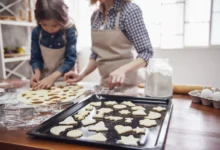 máma s dcerou pečou cukroví