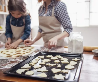 máma s dcerou pečou cukroví