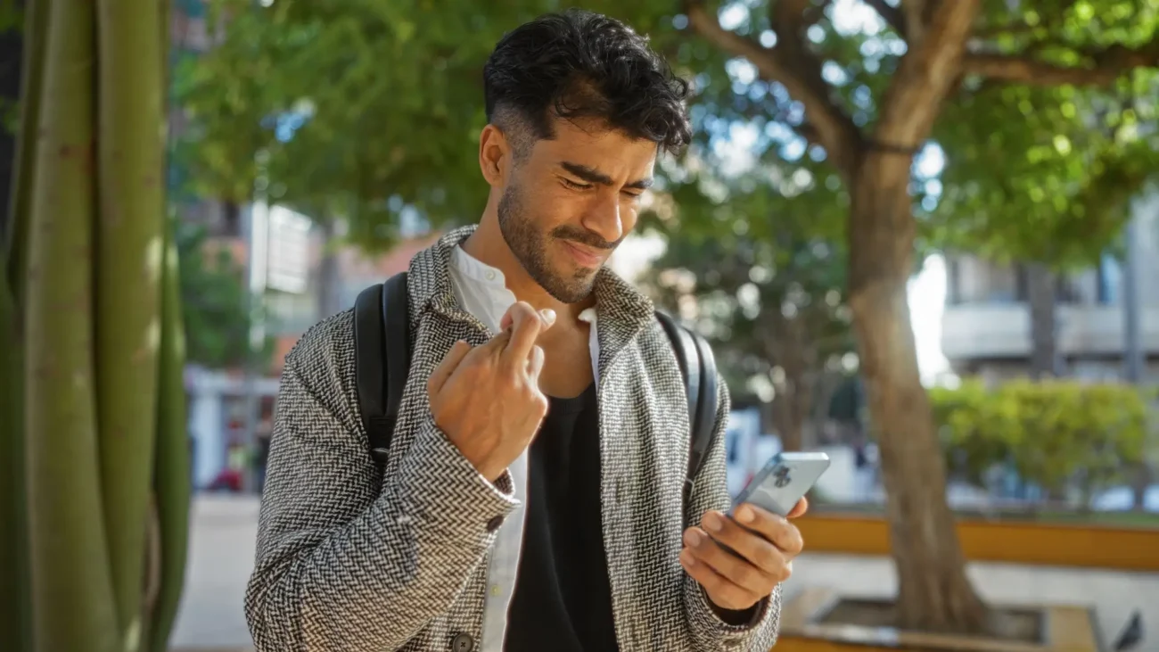 fingerscrossed | TVGURU.cz muž který kříží prsty pro štestí