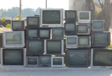 televize na hromadě