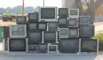 televize na hromadě