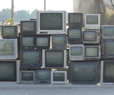 televize na hromadě