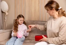 paní dává dceři drobné do kasičky