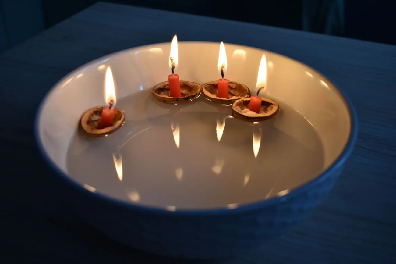 svíčky v ořechových skořápkách