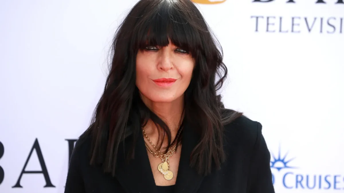 Claudia Winkleman pózuje na fotku.
