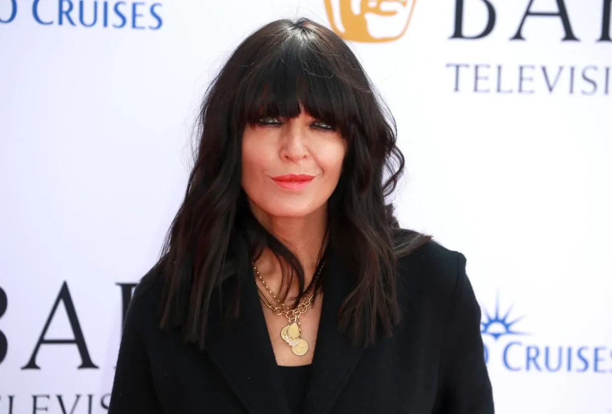 Claudia Winkleman pózuje na fotku.
