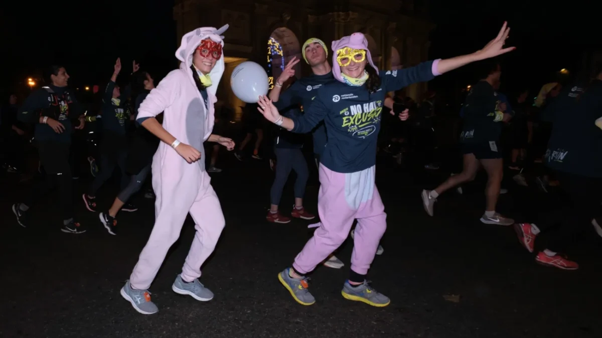 Vtipně převlečení lidé slaví Silvestr.