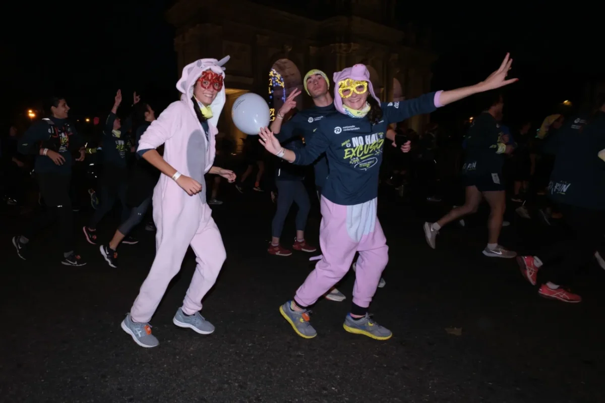 Vtipně převlečení lidé slaví Silvestr.