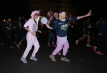 Vtipně převlečení lidé slaví Silvestr.