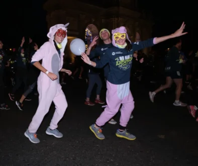 Vtipně převlečení lidé slaví Silvestr.